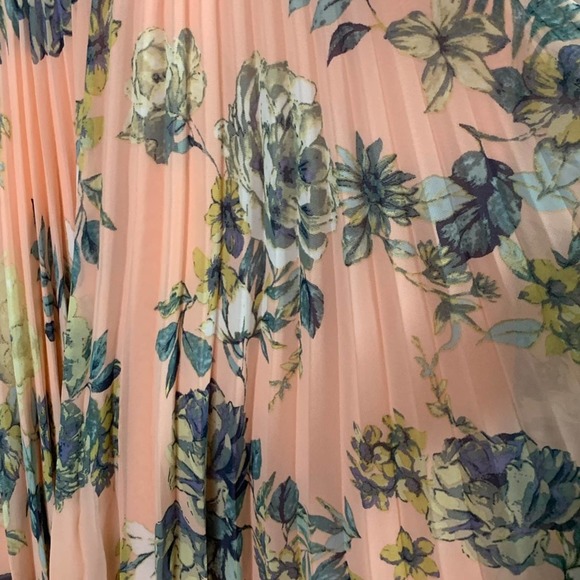 🆕 Lulu’s Peach Floral Print Pleated Midi Dress - Picture 8 of 10